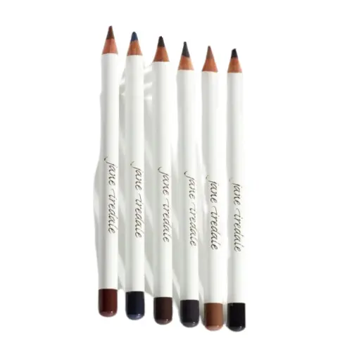 Na zdjęciu widoczne są kredki do oczu marki jane iredale – klasyczne, temperowane, w eleganckiej białej oprawce z logo marki. To miękkie kredki, które mogą być używane zarówno na linii rzęs, jak i na linii wodnej.