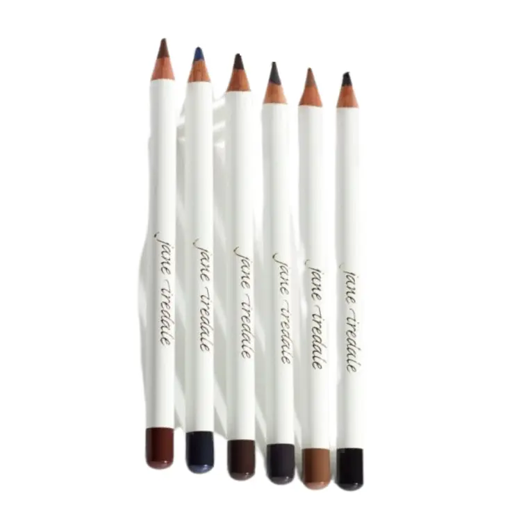 Na zdjęciu widoczne są kredki do oczu marki jane iredale – klasyczne, temperowane, w eleganckiej białej oprawce z logo marki. To miękkie kredki, które mogą być używane zarówno na linii rzęs, jak i na linii wodnej.