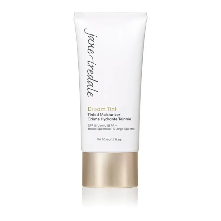 Opakowanie JANE IREDALE Dream Tint Tinted Moisturizer to elegancka tubka z miękkiego plastiku w kolorze beżowym, z delikatnymi złotymi akcentami. Ma praktyczny otwór dozujący, umożliwiający łatwą aplikację. Pojemność to 40 ml.
