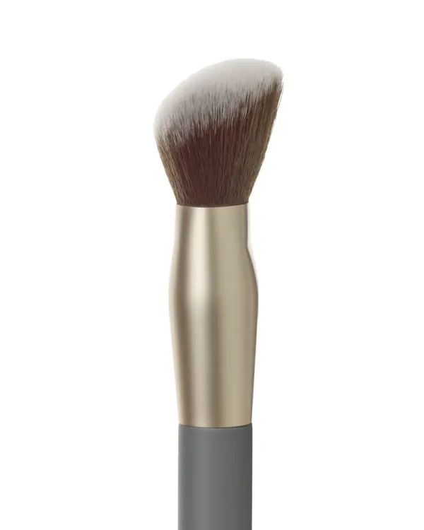 Na zdjęciu jest pędzel do makijażu marki jane iredale. Ma lekko skośnie ścięte, gęste włosie w odcieniach brązu i bieli oraz ciemny trzonek.