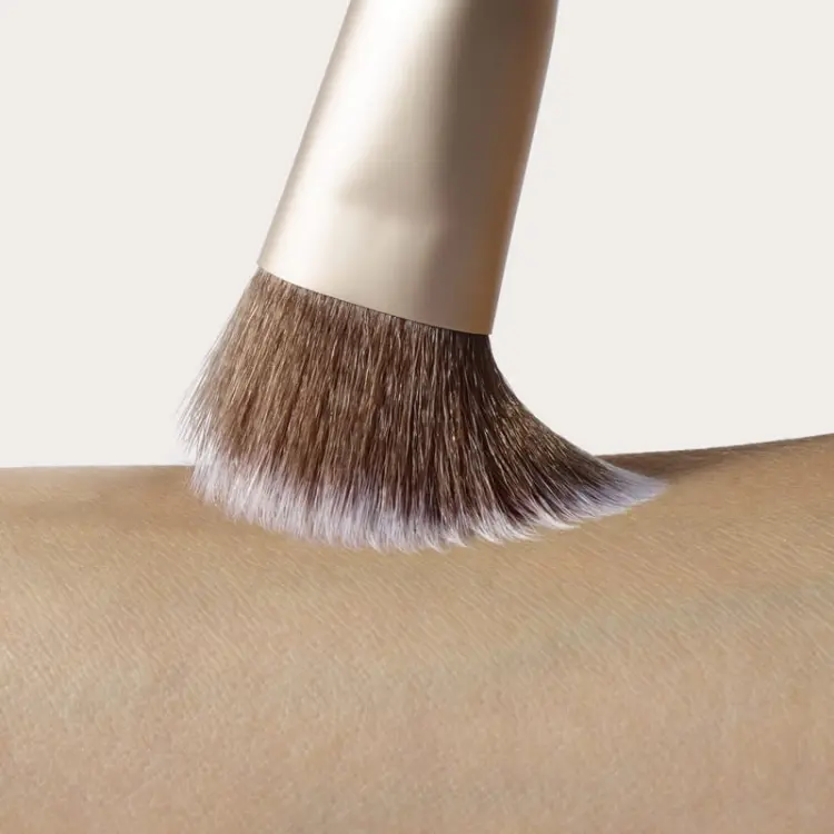 IC_Brush_GLIDING_ON_SKIN_CHEEK_P35_208046-800x800-d7be93ae-eb7c-4fcd-b217-233487596926.jpg