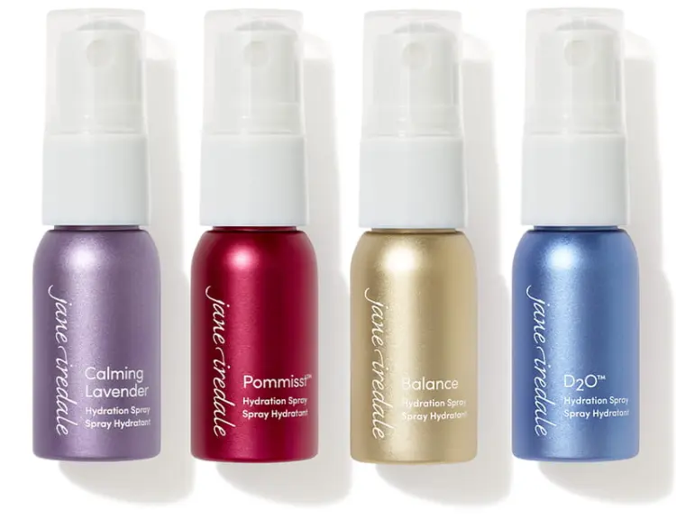 Na zdjęciu widac 4 nawilżające wody utrwalające makijaż Jane Iredale: POMMISST, BALANCE, D2 i Lavender. Butelki ułożone są obok siebie.