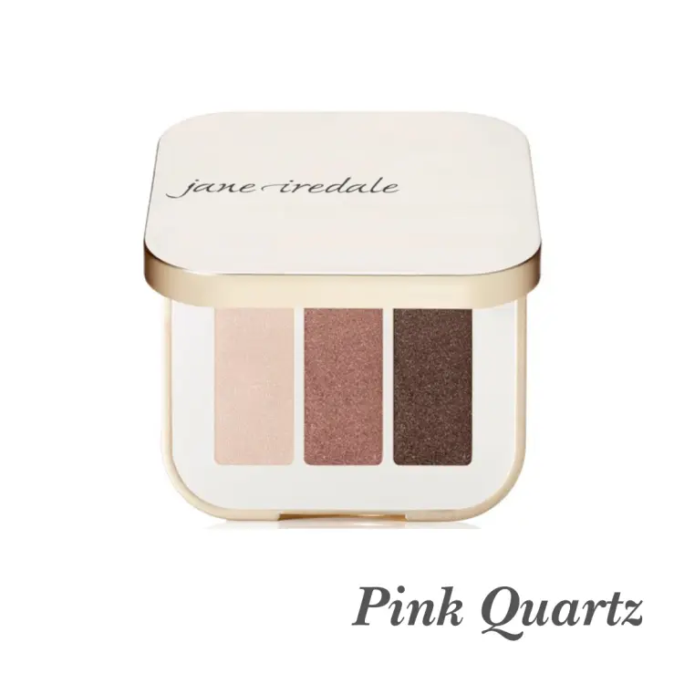 Potrójny cień do powiek w odcieniu Pink Quartz. Paletka zawiera trzy harmonijnie dobrane kolory:  Jasny różowy beż, Różowo-miedziany połysk i głęboki brąz z różową poświatą.