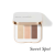 Na zdjęciu  jest potrójna paletka cieni do powiek Jane Iredale w odcieniu Sweet Spot. Zawiera trzy cienie w ciepłych, neutralnych odcieniach, idealnych na co dzień matowy kremowy cień, matowy brzoskwiniowy nude,  matowy ciepły brąz.