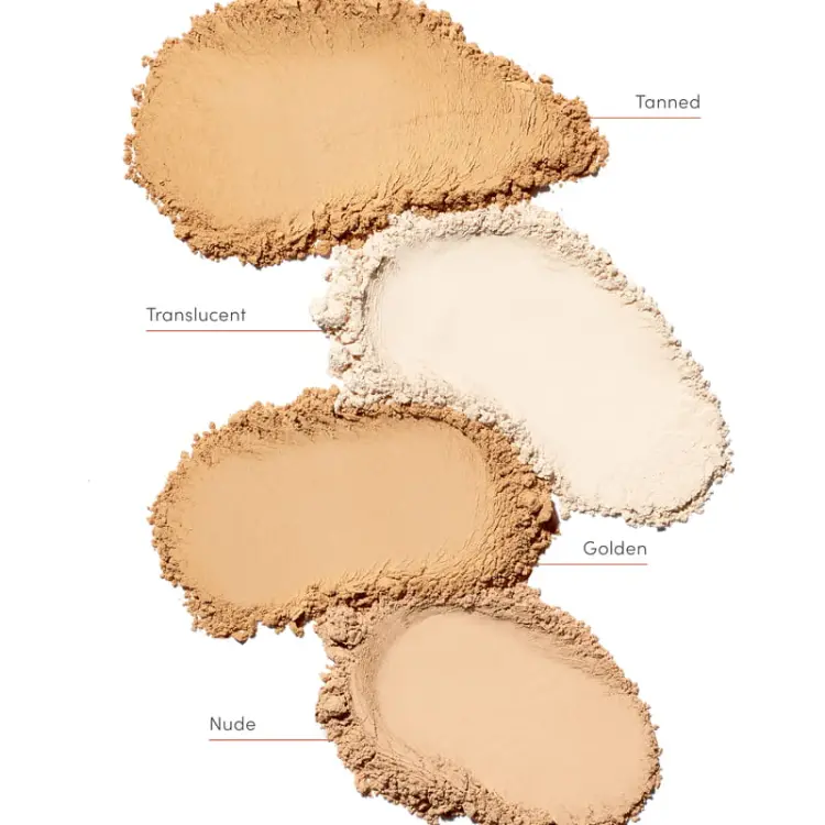 Na zdjęciu widoczne są cztery odcienie pudru Jane Iredale Powder-Me SPF:  Tanned, Translucent, Golden, Nude. Każdy odcień służy nie tylko do zmatowienia i wyrównania kolorytu, ale także zapewnia ochronę przeciwsłoneczną.