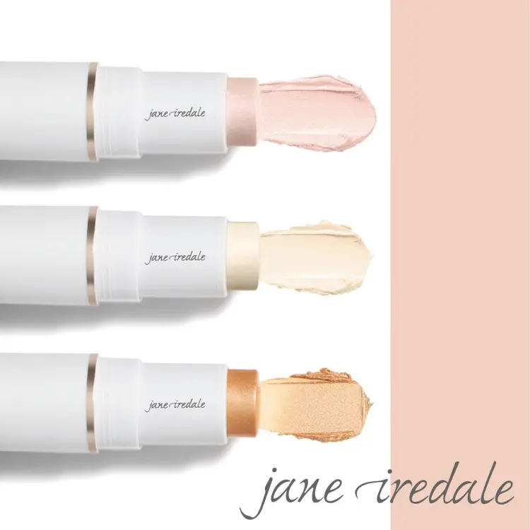 Na zdjęciu widzimy mineralne rozświetlacze w sztyfcie Jane Iredale w trzech odcieniach:  solstice, cosmos, ethereal.