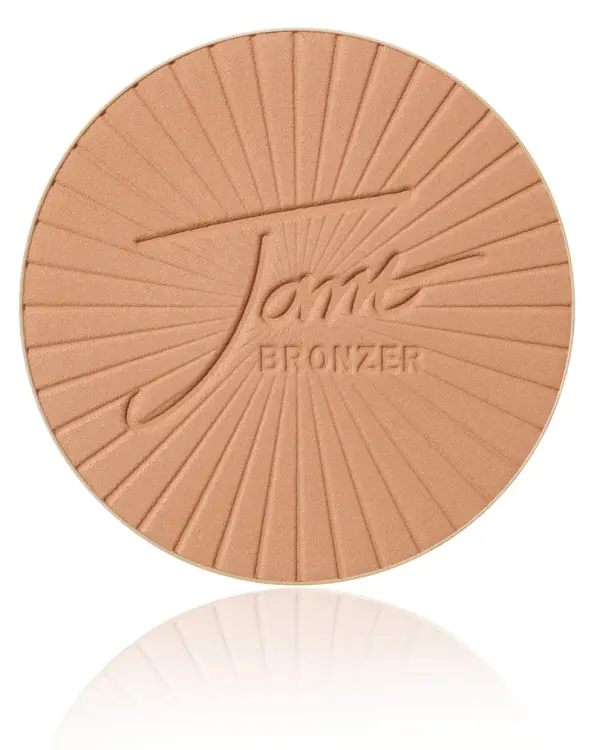 Okrągły, prasowany bronzer do twarzy marki Jane Iredale PureBronze Matte Bronzer w odcieniu LIGHT z wytłoczonym logo Jane Iredale. Odcień jasny, ciepły brąz.