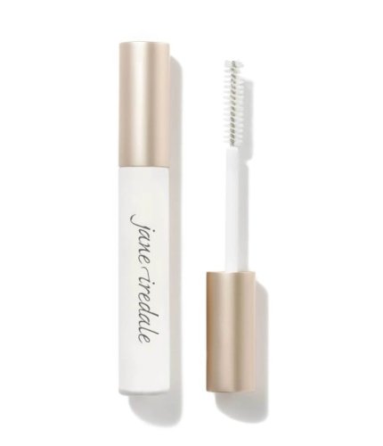 PureLash® Lash Extender & Conditioner znajduje się w eleganckim, smukłym pojemniku o mlecznobiałym trzonie i metaliczno-złotej zakrętce. Design minimalistyczny i nowoczesny. Obok szczoteczka w białym kolorze, z równomiernie rozmieszczonymi włoskami.