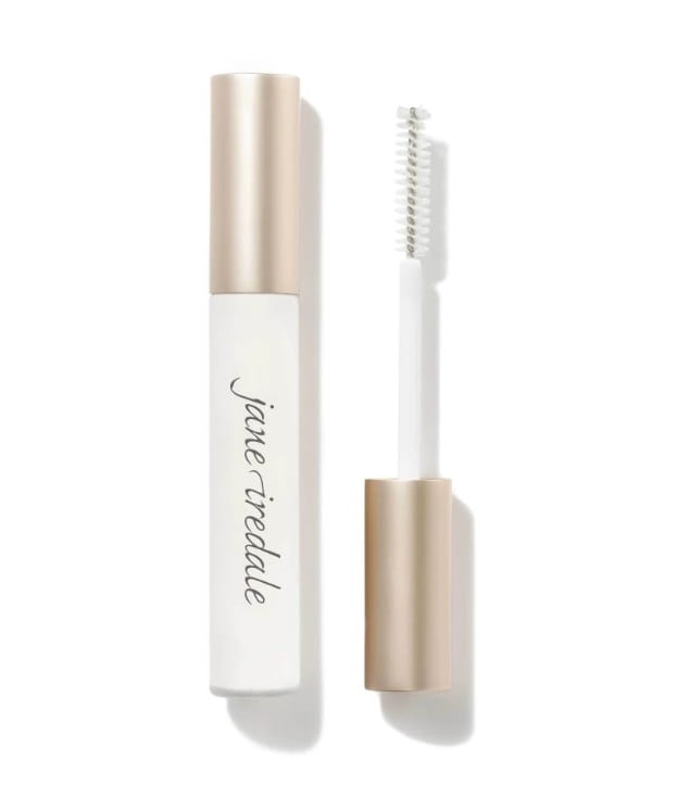 PureLash® Lash Extender & Conditioner znajduje się w eleganckim, smukłym pojemniku o mlecznobiałym trzonie i metaliczno-złotej zakrętce. Design minimalistyczny i nowoczesny. Obok szczoteczka w białym kolorze, z równomiernie rozmieszczonymi włoskami.