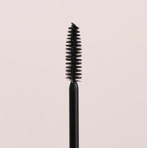 Szczoteczka tuszu Longest Lash Mascara Jane Iredale. Tradycyjna spiralka z włosiem o równomiernym rozłożeniu.  Zwężający się ku końcowi kształt ułatwia precyzyjną aplikację, zwłaszcza w kącikach oka.