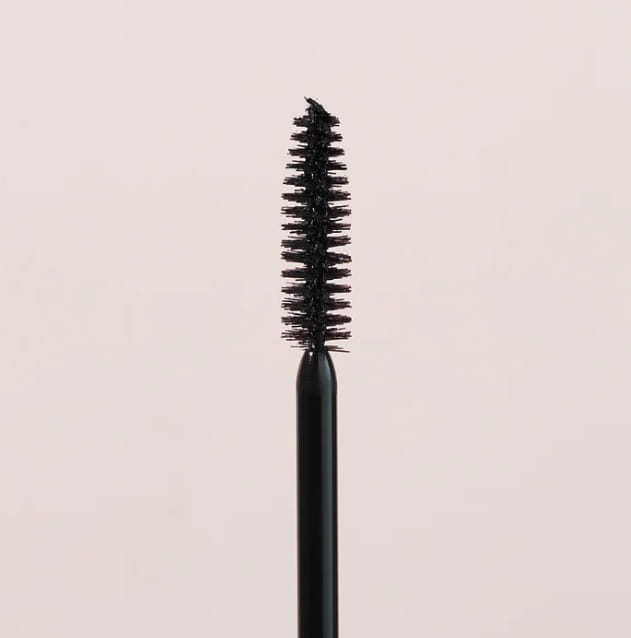 Szczoteczka tuszu Longest Lash Mascara Jane Iredale. Tradycyjna spiralka z włosiem o równomiernym rozłożeniu.  Zwężający się ku końcowi kształt ułatwia precyzyjną aplikację, zwłaszcza w kącikach oka.