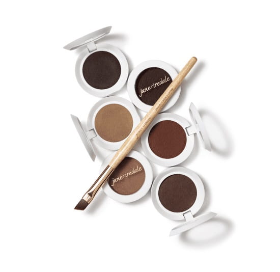 Pudry do stylizacji brwi marki jane iredale: Pięć okrągłych pudełeczek z białymi wieczkami, które są otwarte i ukazują różne odcienie pudrowych produktów do brwi — od jasnego beżu, przez ciepły brąz, aż po głęboki, ciemny brąz.