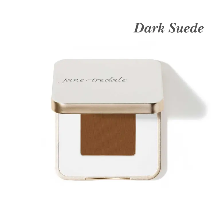 Cień do powiek Jane Iredale PurePressed Eye Shadow Single w odcieniu Dark Suede. Ciepły, intensywny karmelowy brąz w matowym wykończeniu. Sprawdzi się jako cień w załamaniu powieki, do konturowania lub na całą powiekę dla efektu przydymienia.