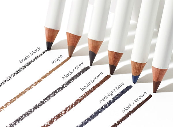 Na zdjęciu końcówki kredek do oczu Eye Pencil marki jane iredale, dostępne w sześciu klasycznych odcieniach. Obok każdej kredki napisany jest jej odcień.