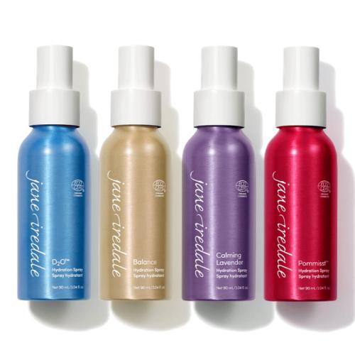 Na zdjęciu widac 4 nawilżające wody utrwalające makijaż Jane Iredale: POMMISST, BALANCE, D2 i Lavender. Butelki ułożone są obok siebie.