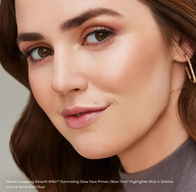 Modelka w makijażu gdzie użyto JANE IREDALE 24-Karat GOLD DUST - złoty pyłek do makijażu oczu, twarzy i dekoltu i rozświetlacz w sztyfcie Solstice.