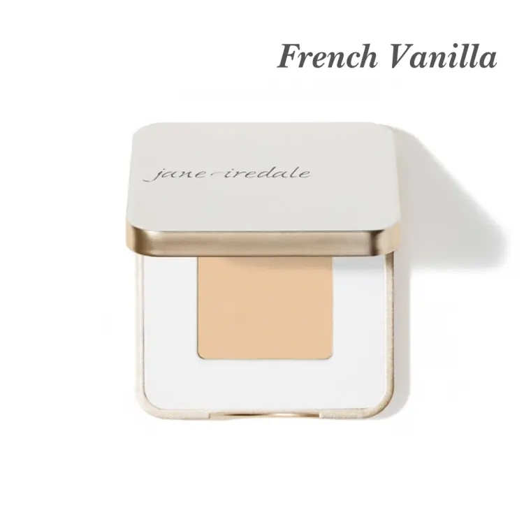 Cień do powiek Jane Iredale w odcieniu French Vanilla. Produkt znajduje się w eleganckim, białym etui z subtelnym złotym wykończeniem. Kolor  to jasny, ciepły odcień beżu – idealny dla osób o jasnej cerze.