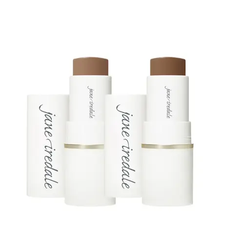 Na zdjęciu widzimy dwa wielofunkcyjne, kremowe, mineralne bronzery w sztyfcie tzw. stick; Glow Time Bronzer Stick marki Jane Iredale w odcieniu Schorch i Sizzle.