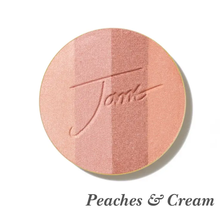 Okrągły, prasowany wielofunkcyjny bronzer do twarzy marki Jane Iredale w odcieniu Peaches &amp; Cream z wytłoczonym logo Jane Iredale. Bronzer sklada sie z czterech odcieni która są opisane słownie na grafice.