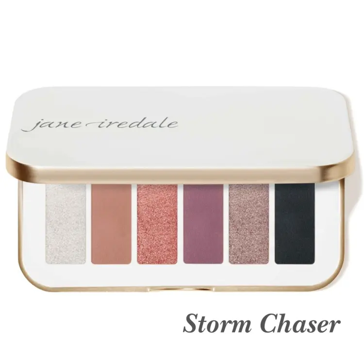 Paleta sześciu cieni do powiek Storm Chaser od Jane Iredale to harmonijne połączenie chłodnych i ciepłych tonów, idealne do tworzenia zarówno subtelnych, jak i dramatycznych makijaży, w złoto białym kompakcie.