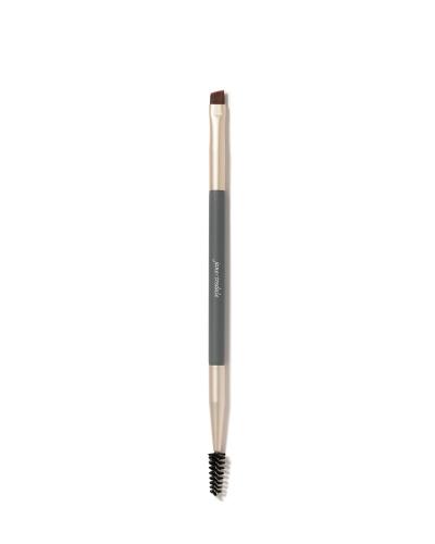 Na zdjęciu dwustronny pędzel do brwi  i oczu marki jane iredale. Z jednej strony ma precyzyjny, ścięty pędzelek do cieni, produktów do brwi. Z drugiej strony jest szczoteczka typu spiralka.