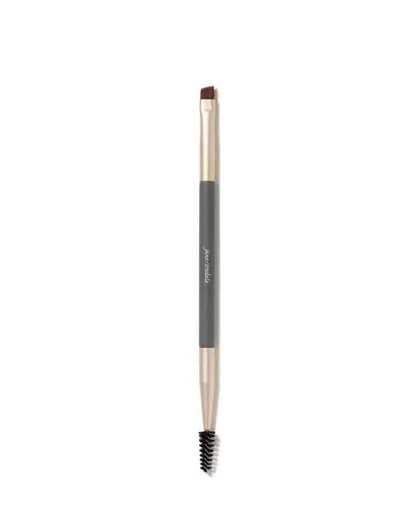 Na zdjęciu dwustronny pędzel do brwi  i oczu marki jane iredale. Z jednej strony ma precyzyjny, ścięty pędzelek do cieni, produktów do brwi. Z drugiej strony jest szczoteczka typu spiralka.
