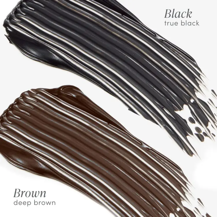 Na zdjęciu widać dwa kolory tuszu do rzęs rozprowadzone na białym tle w formie pociągnięć: Black (true black) — intensywna, głęboka czerń. Brown (deep brown) — ciemny, głęboki brąz.