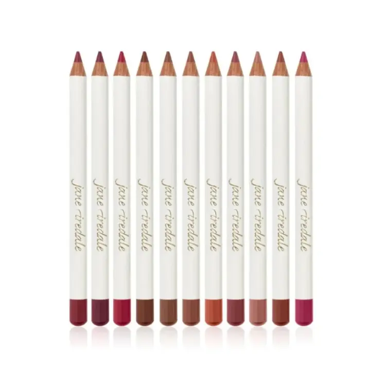 Na zdjęciu widoczne są kredki do oczu marki jane iredale – klasyczne, temperowane, w eleganckiej białej oprawce z logo marki. To miękkie kredki, które mogą być używane zarówno na linii rzęs, jak i na linii wodnej.