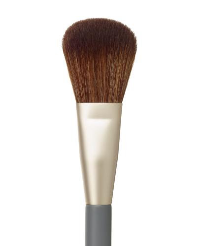 Zbliżenie na pędzel  Powder Complexion Brush -  pokazuje włosie z bliska. Kolorystyka: głęboki kasztanowy brąz u nasady, przechodzący w cieplejszy, miodowo-karmelowy ton ku końcówkom, naturalny efekt gradientu.