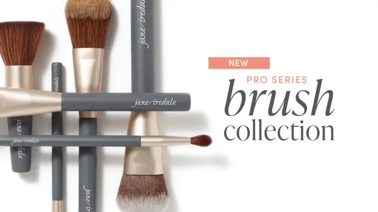 Na grafice widzimy kolekcję pędzli Jane Iredale  w spójnej, eleganckiej kolorystyce. Włosie ma ciepły kasztanowy brąz z delikatnym, naturalnym gradientem, skuwki: jasne złoto lub champagne gold, trzonki: matowy grafit.
