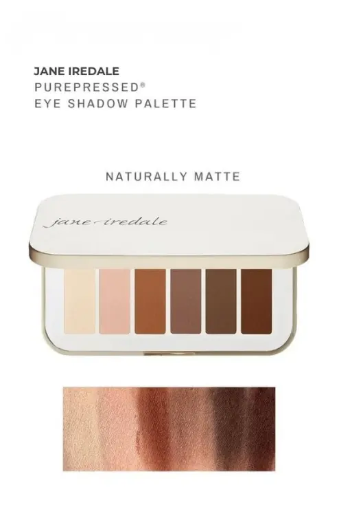 Paleta cieni do powiek jane iredale Naturally Matte. Paleta ma białe minimalistyczne opakowanie i zawiera sześć odcieni: od kremowego beżu aż po intensywny, ciepły brąz. Na dole widoczne są swatche kolorów pokazujące ich naturalne, matowe wykończenie.