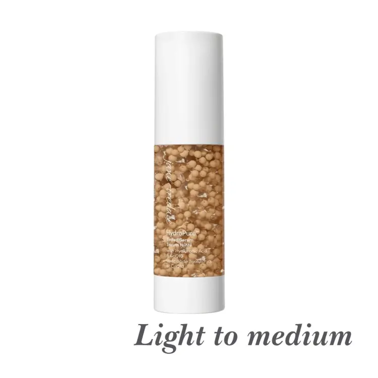 Próbka podkładu o odcieniu „Light to Medium 3”. To tonacja ciepła z subtelnym złocistym podtonem. Nadaje cerze promienny, lekko słoneczny wygląd. Odcień przeznaczony dla osób o karnacji między jasną a średnią, które chcą podkreślić ciepło swojej skóry.