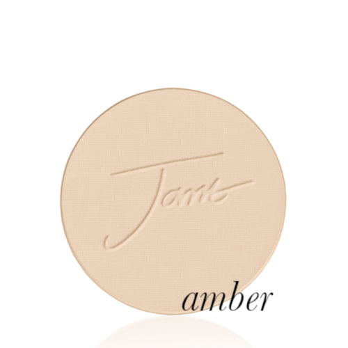 Okrągły, prasowany puder do twarzy marki Jane Iredale w odcieniu Amber - jasny do średniego beż z ciepłym, morelowo-złotym podtonem z wytłoczonym logo Jane Iredale..png