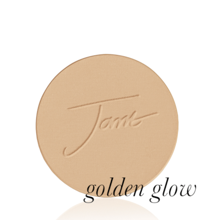 Okrągły, prasowany puder do twarzy marki Jane Iredale w odcieniu Golden Glow: Średni odcień z ciepłym, średni złocisty beż o ciepłym, promiennym charakterze z wytłoczonym logo Jane Iredale.