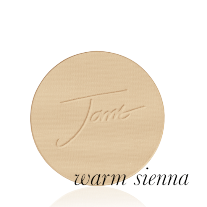 Okrągły, prasowany puder do twarzy marki Jane Iredale w odcieniu Warm Sienna: średni ciepły beż z wyraźnie złocistym odcieniem z wytłoczonym logo Jane Iredale