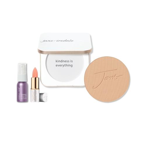 Na zdjęciu widzimy produkty składowe zestawu skincare make up jane iredale tzn: biała puderniczka, puder prasowany, mini pomadka i mini woda nawilżająca.