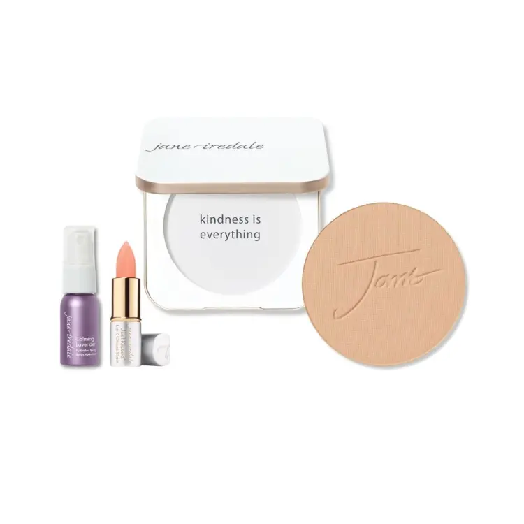 Na zdjęciu widzimy produkty składowe zestawu skincare make up jane iredale tzn: biała puderniczka, puder prasowany, mini pomadka i mini woda nawilżająca.