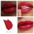 Na zdjęciu widoczna jest pomadka Jane Iredale w odcieniu Candy Apple. To klasyczna, głęboka czerwień z chłodnym, lekko wiśniowym tonem. Soczysty kolor skórki czerwonego jabłka.