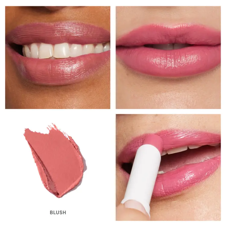 Na zdjęciu widzimy pomadkę Jane Iredale w odcieniu Blush. Odcień to klasyczny róż o ciepłym, lekko brzoskwiniowym tonie  Naturalny, kobiecy kolor, który dodaje świeżości