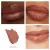 Na zdjeciu szminka Jane iredale w odcieniu Copper Dune, pokazana na ustach modelki. To połączenie delikatnego brązu z miedzianym, lekko rudo-złotym połyskiem. Idealny dla podkreślenia ust naturalnym, ale wyrazistym kolorem o satynowym wykończeniu.