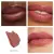 Na zdjeciu szminka Jane iredale w odcieniu Desert Rose, pokazana na ustach modelki. To ciepły, stonowany róż z delikatnymi brązowo-łososiowymi tonami i subtelnym satynowym wykończeniem. Idealny jako codzienny, elegancki kolor ust