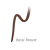 Grafika przedstawia próbkę koloru kredki do oczu jane iredale eye pencil w odcieniu Basic Brown – klasyczny brąz.  Naturalny, ciepły brąz – doskonały do codziennego makijażu lub dla osób o jasnej karnacji.