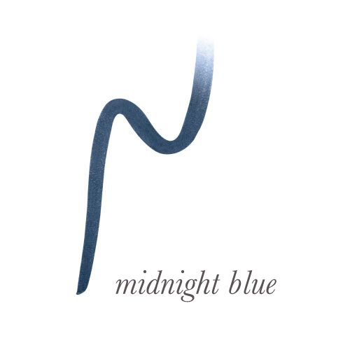 Grafika przedstawia próbkę koloru kredki do oczu jane iredale eye pencil w odcieniu Midnight Blue – granatowy. Głęboki, wieczorowy odcień niebieskiego – alternatywa dla klasycznej czerni.