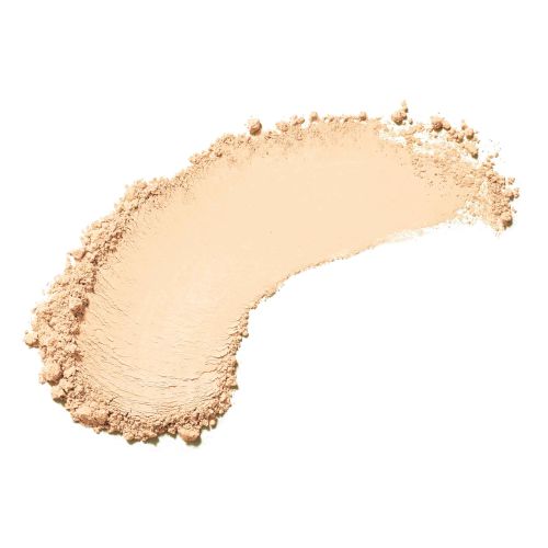 Na zdjęciu jest rozsypany puder sypki Jane Iredale Amazing Matte™.  Produkt ma drobno zmieloną, matową formułę i występuje w bardzo jasnym, neutralnym beżowym odcieniu. Puder nie zawiera koloru kryjącego, więc nadaje się do każdego typu cery.