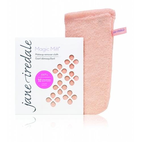 Na zdjęciu jest rękawica do demakijażu Magic Mitt marki Jane Iredale. Produkt ma delikatny, jasnoróżowy kolor i jest zapakowany w eleganckie pudełko z wycięciami w kształcie kwiatków, przez które widać strukturę materiału.