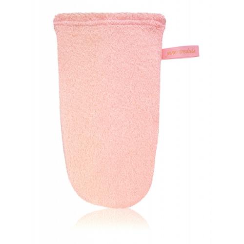 Na zdjęciu jest rękawica do demakijażu Magic Mitt marki Jane Iredale. Produkt ma delikatny, jasnoróżowy kolor. Wykonana z mikrowłókien, skutecznie usuwa makijaż, nawet tusz do rzęs, bez użycia kosmetyków myjących.
